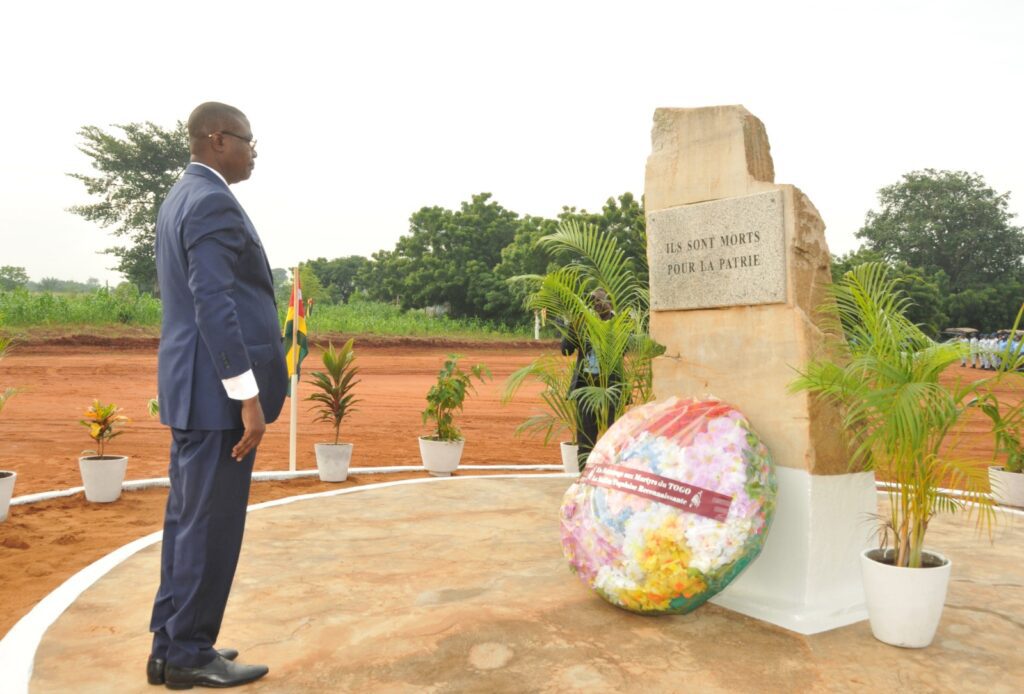 La journée des martyrs au Togo est une célébration nationale consacrée et observée chaque 21 juin de l’année par le peuple togolais. Ceci, en mémoire non seulement des vaillants fils et filles tombés au cours de la lutte pour l’accession du pays à la souveraineté internationale, mais aussi des patriotes tombés au champ d’honneur dans la défense et la protection de l’intégrité territoriale de la nation.