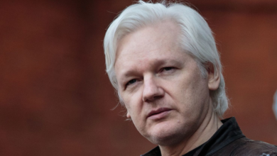 Le fondateur de WikiLeaks, Julian Assange, a conclu un accord de plaider coupable avec la justice américaine aux termes duquel il sera libre après des années de détention au Royaume-Uni. « Julian Assange est libre » et a quitté ce lundi 24 juin 2024 le Royaume-Uni et la prison de haute-sécurité près de Londres où il était incarcéré depuis cinq ans, a affirmé WikiLeaks. Le lanceur d’alerte, incarcéré depuis 2019 dans une prison au Royaume-Uni, a trouvé un accord avec l’administration Biden, rapportent plusieurs médias américains, dont nos confrères de CNN et de NBC. Concrètement, le fondateur de WikiLeaks a conclu un accord de plaider coupable avec le ministère américain de la Justice. En échange, il ne sera pas extradé vers les États-Unis. Au contraire, les procureurs américains réclameront une peine de 62 mois, ce qui équivaut au temps passé par Julian Assange en prison en Angleterre, explique CNN. L’accord permettrait donc à Julian Assange de retourner immédiatement en Australie, son pays natal. « Julian Assange est libre » Poursuivi par les autorités américaines pour avoir divulgué des centaines de milliers de documents confidentiels, l’Australien doit comparaître devant un tribunal fédéral des îles Mariannes, territoire américain du Pacifique. Il devrait plaider coupable de « complot pour obtenir et divulguer des informations relevant de la défense nationale », selon des documents judiciaires rendus publics dans la nuit du lundi 24 au mardi 25 juin. À en croire son organisation WikiLeaks, Julian Assange aurait déjà quitté le Royaume-Uni. « Julian Assange est libre », écrit l’ONG sur les réseaux sociaux. Cet accord qui met un terme à une saga de près de 14 ans intervient deux semaines avant une nouvelle audience cruciale devant la justice britannique. Celle-ci devait examiner les 9 et 10 juillet le recours de Julian Assange contre son extradition vers les États-Unis.