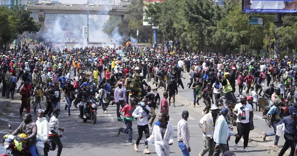 Les images de jeunes kényans envahissant le Parlement, ont fait le tour de la planète. C'est l'étincelle qui a mis le feu aux poudres au Kenya : des jeunes gens ont pris d'assaut les locaux du Parlement ou étaient rassemblés des députés qui statuaient sur la nouvelle loi des finances.