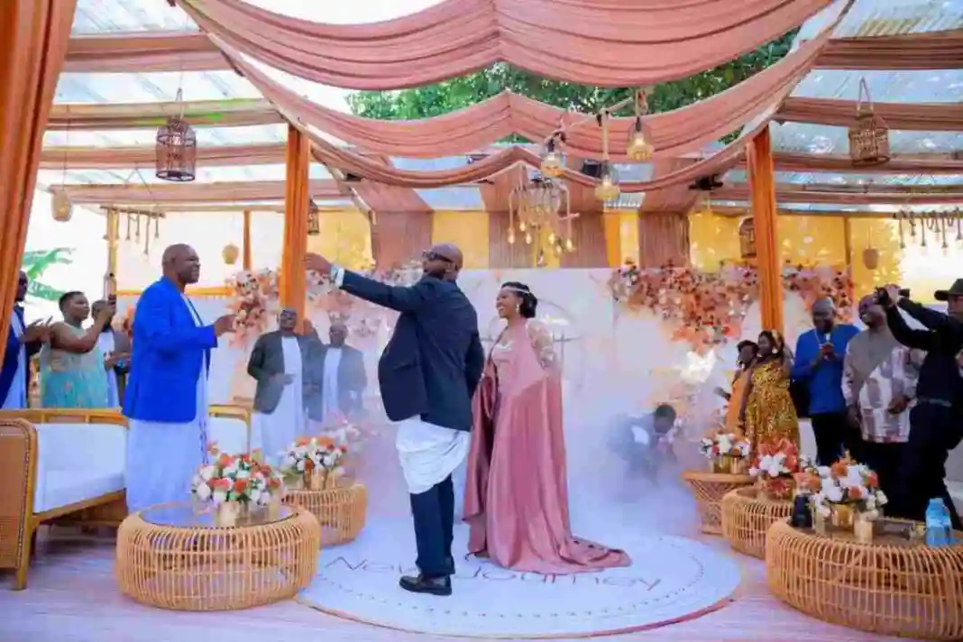 Le célèbre chanteur Eddy Kenzo n’est plus un cœur à prendre. À l’âge de 34 ans, il a fait le grand pas en se fiançant avec une femme politique de 37 ans, Phiona Nyamutoro lors d’une cérémonie émouvante qui s’est déroulée au domicile de sa compagne, le samedi 29 juin 2024.