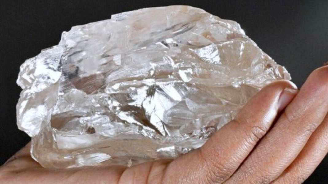 Un diamant d’une taille exceptionnelle, pesant 2 492 carats et à peine contenu dans la paume d’une main, a été découvert dans une mine du Botswana, a annoncé une compagnie minière canadienne ce jeudi.