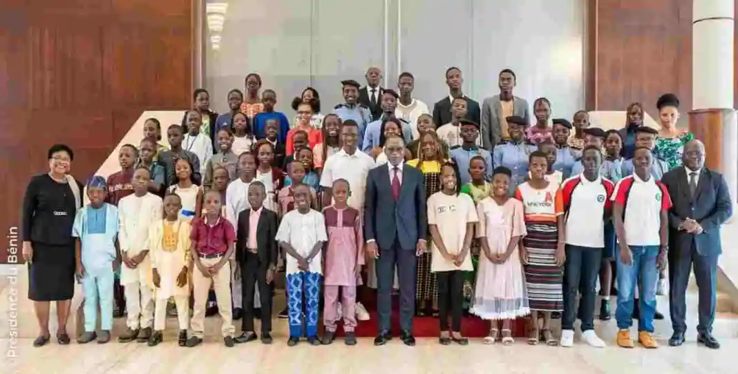 Le mercredi 31 juillet 2024, à la salle des Fêtes du Palais de la Marina, le Président de la République, Patrice Talon, a honoré les lauréats des examens scolaires nationaux.
