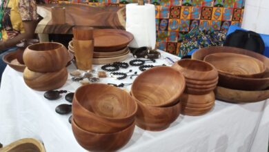 Exposant à la cinquième foire made in Togo qui s'achève ce 4 août 2024, le village d'art Taye Taye  émerveille  les visiteurs avec les œuvres réalisés à base du bois.