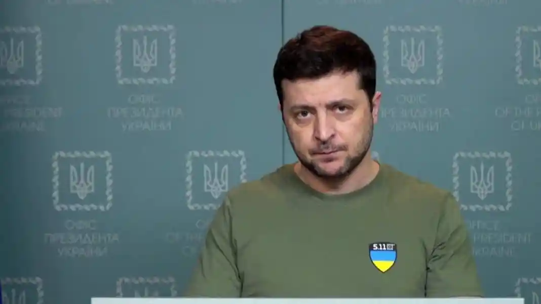 Le président ukrainien, Volodymyr Zelensky, a annoncé le vendredi 30 août le limogeage du commandant de l’armée de l’air, Mykola Olechtchouk, après le crash d’un avion de chasse F-16 de fabrication américaine récemment livré à Kiev.