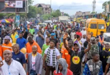 Des centaines de personnes se sont rassemblées mercredi devant la Cour suprême à Kinshasa, capitale de la République démocratique du Congo (RDC), pour réclamer la libération des prisonniers politiques.
