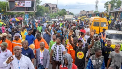 Des centaines de personnes se sont rassemblées mercredi devant la Cour suprême à Kinshasa, capitale de la République démocratique du Congo (RDC), pour réclamer la libération des prisonniers politiques.