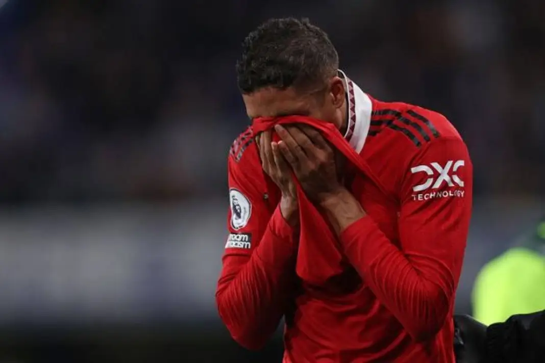 C’était annoncé, c’est désormais officiel. Raphaël Varane, l’élégant défenseur central français, a annoncé ce mercredi mettre un terme à sa brillante carrière. A seulement 31 ans, le champion du monde 2018 quitte les terrains après une succession de blessures ces dernières années.