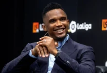 Quand Ronaldinho faisait son mea-culpa… Samuel Eto’o était l’invité de l’émission The Bridge, coanimée par Aurélien Tchouameni et Sebastien-Abdelhamid sur la chaîne YouTube d’ESN Media. Vainqueur de la Ligue des Champions avec le Barça en 2006, Eto’o a révélé une anecdote inédite sur ce qu’il s’est passé dans les vestiaires à la mi-temps de cette finale mythique au Stade de France entre Arsenal et le FC Barcelone.