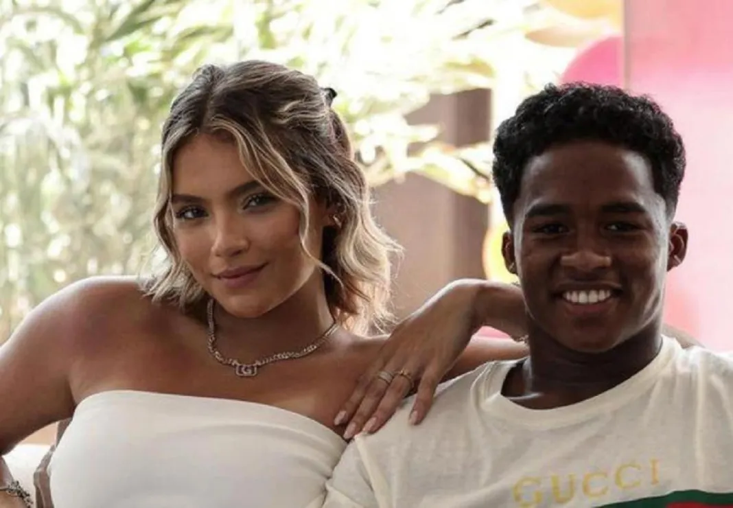 La star du Real Madrid, Endrick, et sa petite amie Gabriely Miranda sont désormais liés pour la vie et la mort. Le couple s’est marié, a annoncé le mannequin sur ses réseaux sociaux.