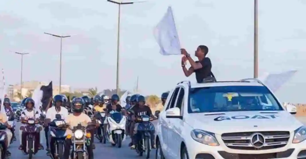 La nouvelle fait le tour des réseaux sociaux depuis le dimanche 15 septembre 2024. Le jeune tiktokeur Alain Kenneth a organisé une caravane dans la ville de Cotonou pour présenter sa voiture au public Béninois.