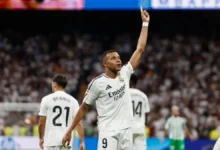 Brouillon face à un Betis parfois dangereux, le Real Madrid s’est finalement imposé face à son public ce dimanche soir. Critiqué, Kylian Mbappé a répondu de la meilleure des manières en inscrivant les deux buts de la rencontre.