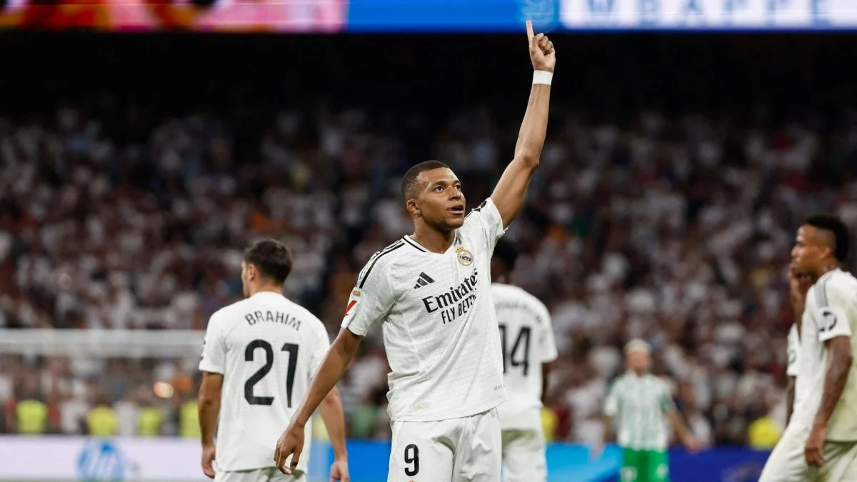 Brouillon face à un Betis parfois dangereux, le Real Madrid s’est finalement imposé face à son public ce dimanche soir. Critiqué, Kylian Mbappé a répondu de la meilleure des manières en inscrivant les deux buts de la rencontre.