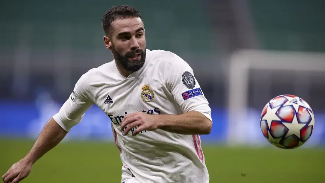 Les nouvelles ne s’arrangent pas pour Dani Carvajal. Victime d’une triple blessure lors du match face à Villarreal, le latéral droit du Real Madrid sera éloigné des terrains pour une durée d’au moins un an, selon les informations de Marca ce lundi matin.