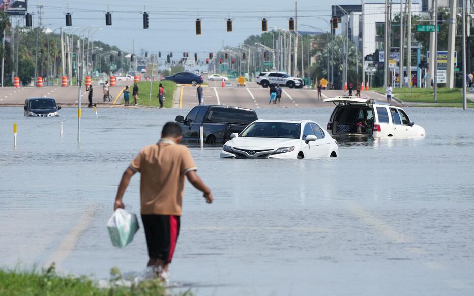 Les habitants de la Floride commençaient à déblayer, vendredi 11 octobre 2024, les débris charriés par les vents de l'ouragan Milton, qui a traversé l'État dans la nuit de mercredi à jeudi et causé la mort de 16 personnes sur son passage.