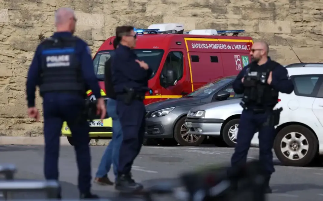 Un fourgon blindé a été attaqué jeudi 10 octobre 2024 en plein centre de Grenoble, une ville située dans la région Rhône-Alpes, dans le sud-est de la France, faisant deux blessés, selon des sources policières.