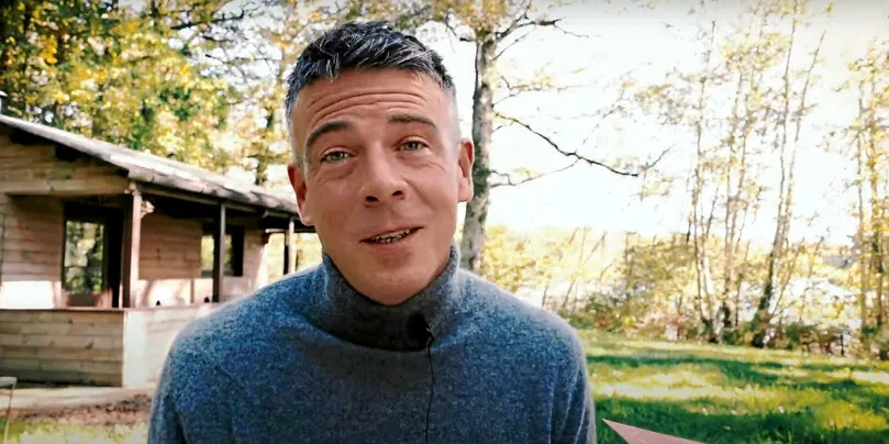 Dans une vidéo publiée dimanche 20 octobre 2024, le prêtre français Matthieu Jasseron, connu sous le nom de Père Matthieu, annonce quitter la prêtrise. Durant 45 minutes, celui qui était à une époque le prêtre le plus populaire d’Internet, comptabilisant 1,2 million d’abonnés sur ses réseaux, égrène les nombreuses raisons de ce départ et dresse un portrait au vitriol de l’Eglise de France.