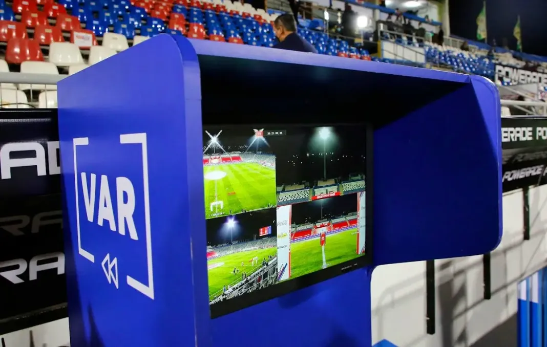 Le football béninois franchit un cap décisif. La Fédération béninoise de football (FBF) a décidé d’introduire la technologie de l’assistance vidéo à l’arbitrage (VAR) dans le championnat national de football. Une première historique qui se déroulera les 9 et 10 novembre 2024 lors de la 7e journée de la Ligue Pro.