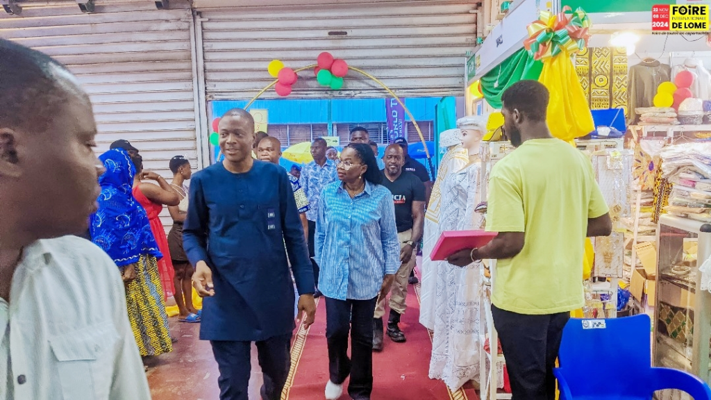 24heures après avoir le ton à l'ouverture officielle de la19ᵉ édition de la Foire Internationale de Lomé, au Centre Togolais des Expositions et Foires (CETEF-Togo 2000), le premier ministre Victoire Tomégah-Dogbé est revenue le samedi 23 novembre pour faire des achats.