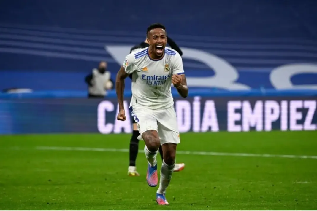 C’est un coup dur pour le Real Madrid et pour Éder Militão. Le défenseur brésilien de 26 ans, pilier de la défense madrilène, a de nouveau été victime d’une rupture des ligaments croisés du genou, un drame survenu ce dimanche lors de la large victoire de son équipe face à Osasuna (4-0). Cette blessure grave est la seconde du même type pour le joueur, qui avait déjà subi une rupture similaire il y a un an et demi.