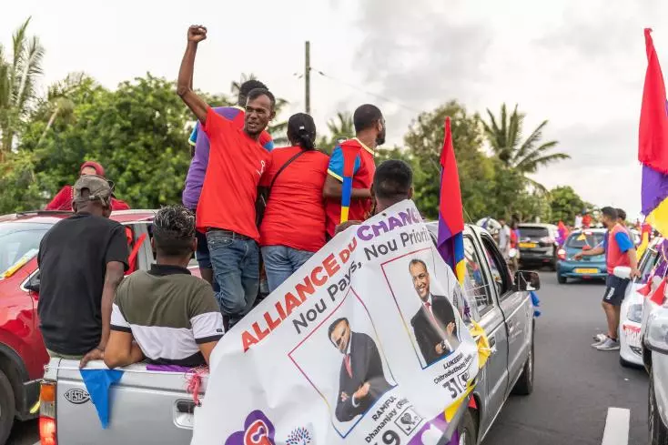 Le chef de l'opposition mauricienne Navin Ramgoolam a revendiqué mardi 12 novembre 2024 la victoire de sa coalition aux élections législatives dans cette nation insulaire de l'océan Indien, après que le Premier ministre sortant Pravind Kumar Jugnauth a reconnu sa défaite.