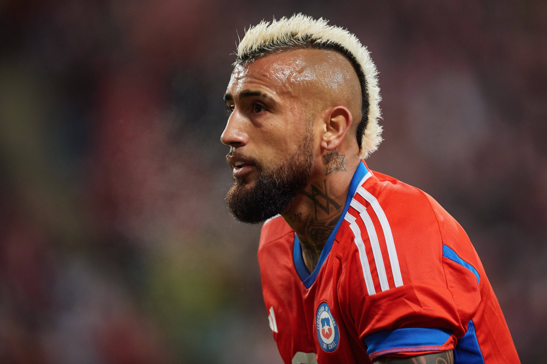 L’ancien joueur du Barça et du Bayern Munich, Arturo Vidal, se retrouve au cœur d’une affaire judiciaire au Chili. Le milieu de terrain du club local de Colo Colo fait l’objet d’une plainte pour agression sexuelle, selon le bureau du procureur de Santiago.