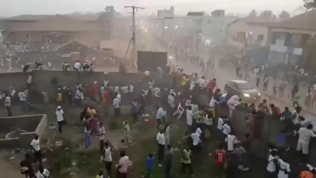 Une bousculade tragique s’est produite le dimanche 1er décembre 2024 au stade du 3 Avril à N’Zérékoré, capitale de la région forestière en Guinée, lors de la finale d’un tournoi de football organisé en soutien au président de la transition, Mamadi Doumbouya.