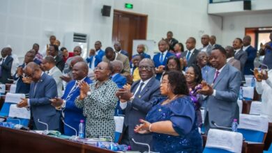 Réunie pour le compte de la troisième séance plénière de la deuxième session ordinaire de l’année 2024, vendredi  27 décembre, l’Assemblée nationale a adopté le projet de loi de finances, exercice 2025. Il  s’équilibre en ressources et en charges à deux mille trois cent quatre-vingt-seize milliards cinq cent quatre-vingt-huit millions neuf cent soixante-douze mille (2.396.588.972.000) francs CFA contre deux mille cent soixante-dix-neuf milliards cent vingt-cinq millions neuf mille (2.179.125.009.000) francs CFA dans la loi de finances de l’année 2024, soit une hausse de 9,9% et deux mille deux cent cinquante milliards six-cent millions six cent six mille (2.250.600.606.000) francs CFA dans la loi de finances rectificative, exercice 2024, soit une hausse de 6,5%.