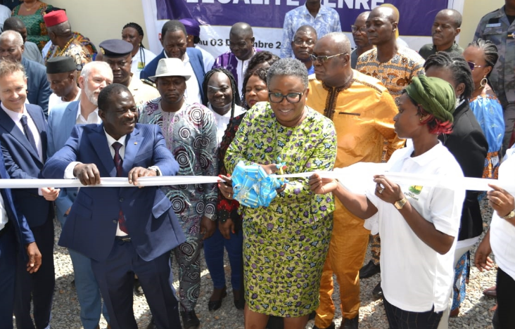 La ministre de la Communication, des Médias et de la Culture, Porte-parole du gouvernement, maire de la commune Ogou 1 et présidente de la Faitière des communes du Togo (FCT),   Yawa Kouigan a inauguré le mardi 03 décembre à Atakpamé, le centre de promotion féminine d’Ogou 1.