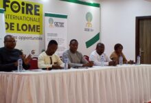 Connu comme un centre des expositions et foires au Togo, le  Centre Togolais des Expositions et Foires (CETEF) se positionne sur un segment nouveau : celui de la promotion culturelle. Vendredi 8 février 2025 à Lomé est intervenu sur le site, le lancement officielde "L’agenda Artistique & Culturel, CETEF 2025 » par le directeur général, Alexandre de Souza en présence du maire de la commune Golfe2, Kodjo Konou Noukafou et des acteurs culturels.« Cette initiative nous permettra de mettre en lumière notre richesse culturelle à travers des soirées, du réseautage, des masterclass, des expositions, a indiqué le directeur général, Alexandre de Souza. Pour la première activité au programme, c'est l'artiste plasticien Roger Semeglo qui organise une exposition de ses œuvres d'art sous le thème : "sortir de l’ombre ". "Que ce soit des peintres, des activités de danse, de théâtre ou de tournage de films, nous avons des espaces et il suffit de venir frapper à notre porte. II y a des espaces que nous laissons même gratuitement aux associations. Nous avons déjà eu deux tournages de films sur le site. Nous laissons aussi des espaces pour des répétitions de chorales, de fanfares et autres »,a poursuit le patron du CETEF. Pour l'occasion, Jean Paul Atsu Atchrimi, responsable artistique et culturel du CETEF, a détaillé un programme élaboré sur toute l'année et qui prend en compte tous les secteurs culturel du pays. Lire aussi-Togo : fin de la 19e foire internationale de Lomé sur un record de 704 000 visiteurs Saluant l'initiative, le maire de la commune de Golfe 2, Kodjo Noukafou Konou, a réaffirmé l’engagement de la collectivité à accompagner le CETEF dan ses initiatives pour faire de Golfe 2, un carrefour de promotion des activités économiques mais aussi culturelles au Togo.