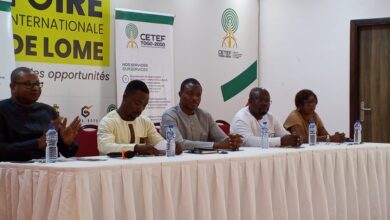 Connu comme un centre des expositions et foires au Togo, le  Centre Togolais des Expositions et Foires (CETEF) se positionne sur un segment nouveau : celui de la promotion culturelle. Vendredi 8 février 2025 à Lomé est intervenu sur le site, le lancement officielde "L’agenda Artistique & Culturel, CETEF 2025 » par le directeur général, Alexandre de Souza en présence du maire de la commune Golfe2, Kodjo Konou Noukafou et des acteurs culturels.« Cette initiative nous permettra de mettre en lumière notre richesse culturelle à travers des soirées, du réseautage, des masterclass, des expositions, a indiqué le directeur général, Alexandre de Souza. Pour la première activité au programme, c'est l'artiste plasticien Roger Semeglo qui organise une exposition de ses œuvres d'art sous le thème : "sortir de l’ombre ". "Que ce soit des peintres, des activités de danse, de théâtre ou de tournage de films, nous avons des espaces et il suffit de venir frapper à notre porte. II y a des espaces que nous laissons même gratuitement aux associations. Nous avons déjà eu deux tournages de films sur le site. Nous laissons aussi des espaces pour des répétitions de chorales, de fanfares et autres »,a poursuit le patron du CETEF. Pour l'occasion, Jean Paul Atsu Atchrimi, responsable artistique et culturel du CETEF, a détaillé un programme élaboré sur toute l'année et qui prend en compte tous les secteurs culturel du pays. Lire aussi-Togo : fin de la 19e foire internationale de Lomé sur un record de 704 000 visiteurs Saluant l'initiative, le maire de la commune de Golfe 2, Kodjo Noukafou Konou, a réaffirmé l’engagement de la collectivité à accompagner le CETEF dan ses initiatives pour faire de Golfe 2, un carrefour de promotion des activités économiques mais aussi culturelles au Togo.