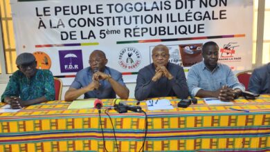 Bien que en vigueur depuis le 6 mai 2024, la  nouvelle constitution qui bascule le Togo dans un régime parlementaiore reste contestée par l'opposition. Lundi 3 mars 2025 à Lomé, elle s'est aliée à des organisations de la socité pour signer un nouveau creuset visant à coordonner les actions de contestation contre ce qu’elle qualifie de « coup d’État constitutionnel »