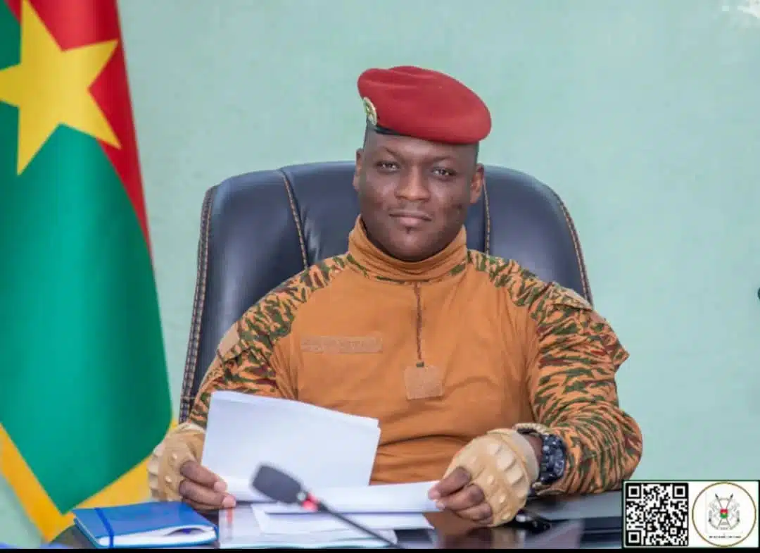 Le président du Faso, le capitaine Ibrahim Traoré, a exhorté jeudi 15 mars 2025 les leaders religieux à intensifier leurs prêches afin d’amener ceux qui ont pris les armes à renoncer à la violence. Il a averti que s’ils persistent sur cette voie ils seraient neutralisés.