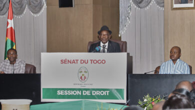 Jeudi 6 mars 2025,  les premiers sénateurs du Togo ont effectué leur session de droit conformément aux dispositions de la Constitution de la Ve République.