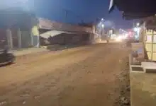 En attendant le goudron, la voie à Tokoin Habitat reçoit un éclairage public, une initiative saluée par les habitants de Lomé.