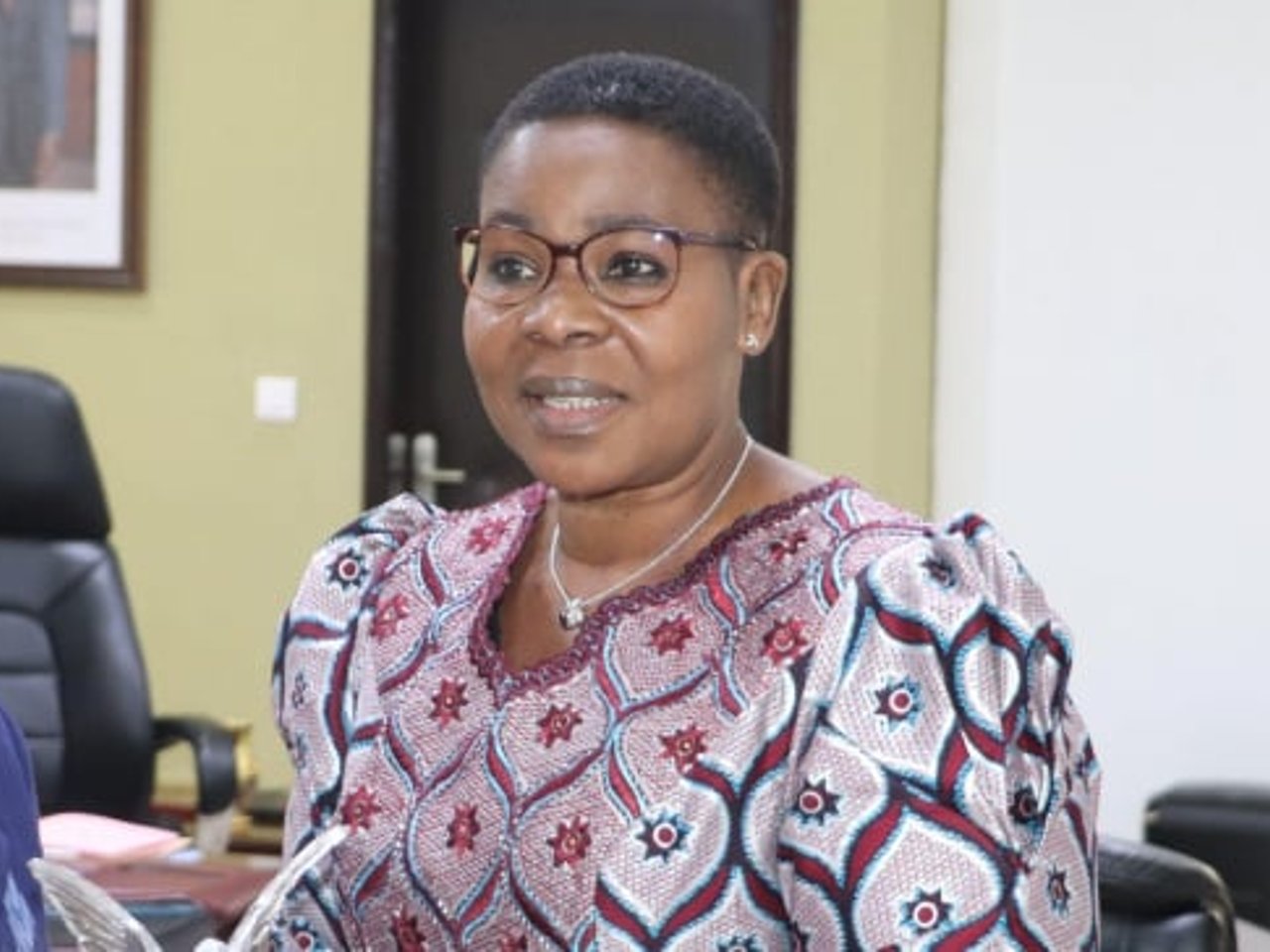 Rumeurs d’arrestation concernant Marguerite Gnakadé, ancienne ministre des Armées : faits et témoignages à découvrir.