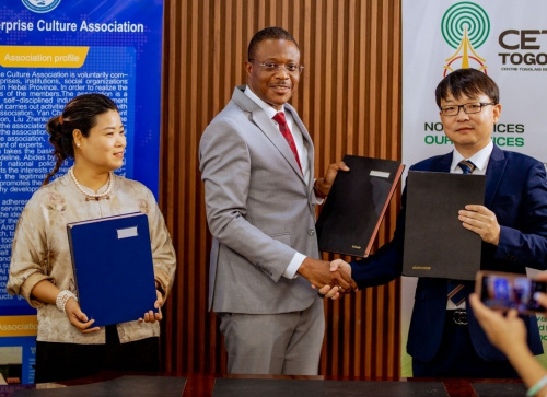 Le CETEF signe un accord avec des partenaires chinois pour installer des panneaux publicitaires géants à Lomé d'ici 2027.