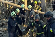 Trois morts dans un bombardement russe à Zaporijjia. Découvrez les détails de cette tragédie en Ukraine.