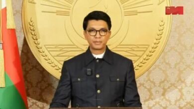 À Madagascar, le président Rajoelina limoge son gouvernement après des manifestations sanglantes. Découvrez les implications.