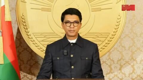 À Madagascar, le président Rajoelina limoge son gouvernement après des manifestations sanglantes. Découvrez les implications.