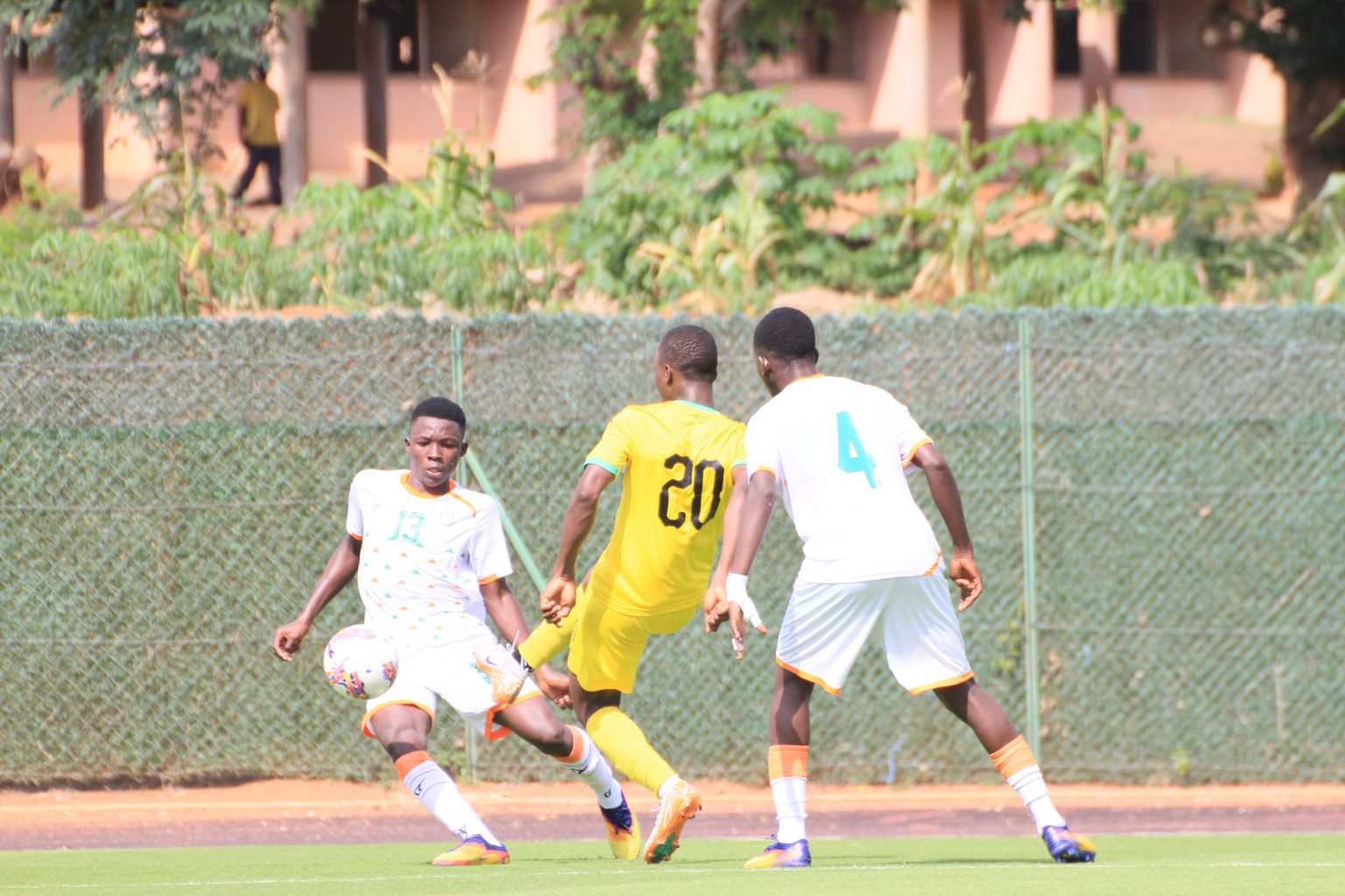 Le Togo s'incline face au Niger (3-1) lors du tournoi UFOA B U17. Découvrez les moments clés de la rencontre.