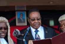 Peter Mutharika revient au pouvoir au Malawi avec 57 % des voix, marquant un retour spectaculaire en politique.