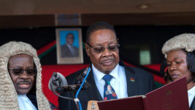 Peter Mutharika revient au pouvoir au Malawi avec 57 % des voix, marquant un retour spectaculaire en politique.