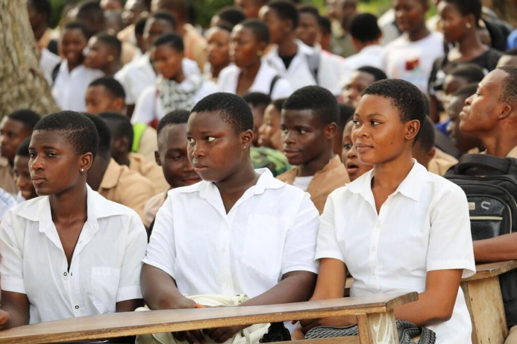 Le Togo célèbre l'initiative du projet SWEDD+, offrant des kits scolaires à plus de 100 000 filles pour renforcer l'éducation.