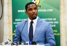 Samuel Eto’o réélu à la tête de la FECAFOOT avec 85 voix sur 87, malgré les tensions avec le ministère des Sports.