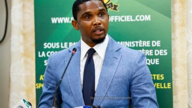 Samuel Eto’o réélu à la tête de la FECAFOOT avec 85 voix sur 87, malgré les tensions avec le ministère des Sports.