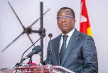 Kodjo Sévon-Tépé Adedze quitte la présidence de l’Assemblée nationale pour le gouvernement. Découvrez les enjeux de cette nomination.