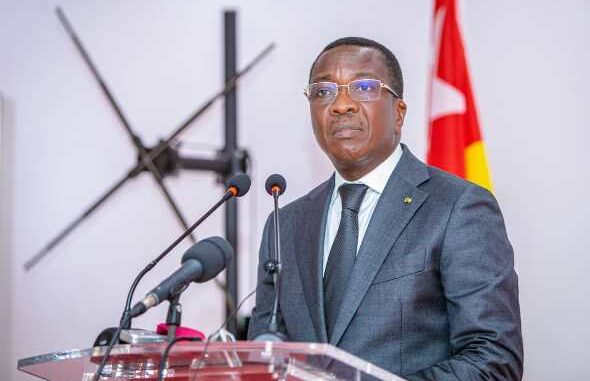 Kodjo Sévon-Tépé Adedze quitte la présidence de l’Assemblée nationale pour le gouvernement. Découvrez les enjeux de cette nomination.