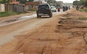Le maire de Sotouboua, Gnanguissa Plibam, lance des travaux de réhabilitation des rues pour améliorer la circulation en ville.