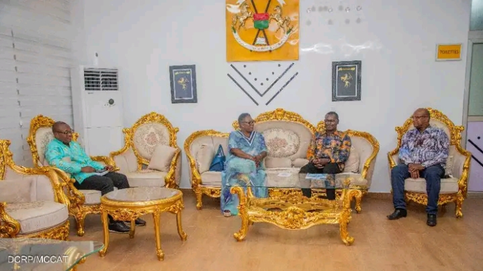 La ministre togolaise de la Communication est à Ouagadougou pour les UACO 2025, un événement crucial pour les médias en Afrique.