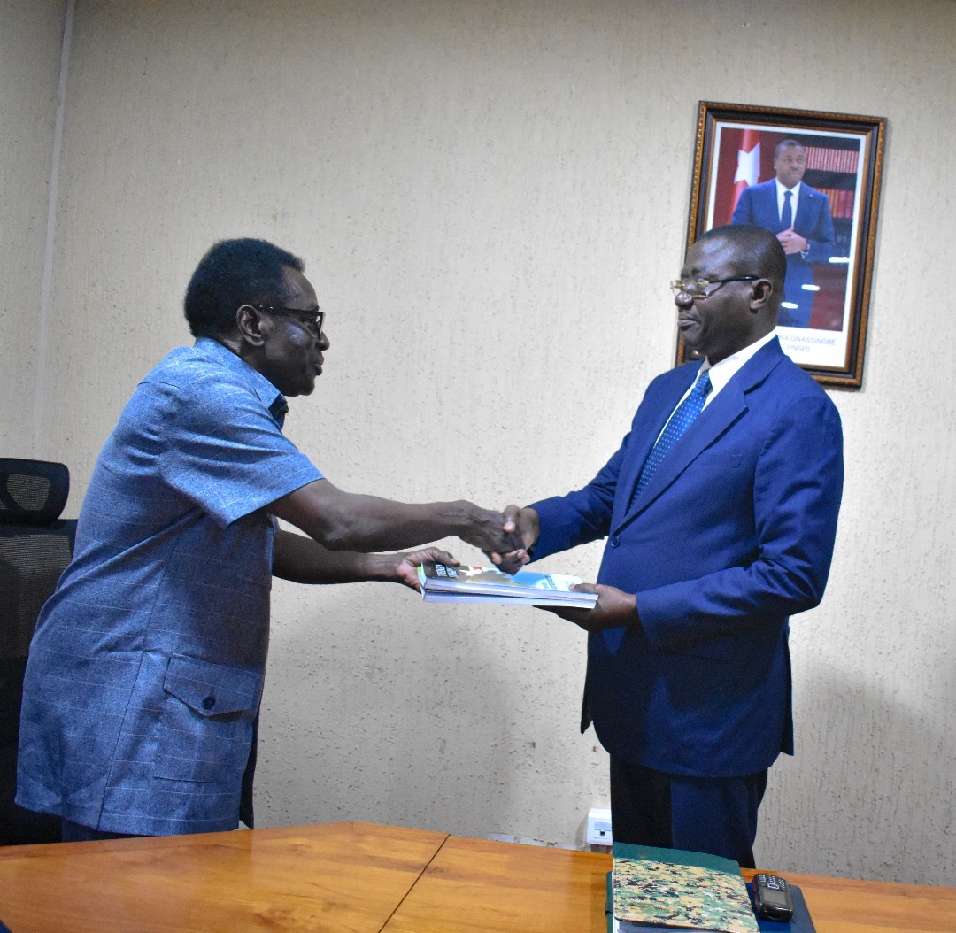 Le gouvernement togolais reçoit les rapports de la CENI sur les élections de 2024 et 2025, marquant une étape importante.
